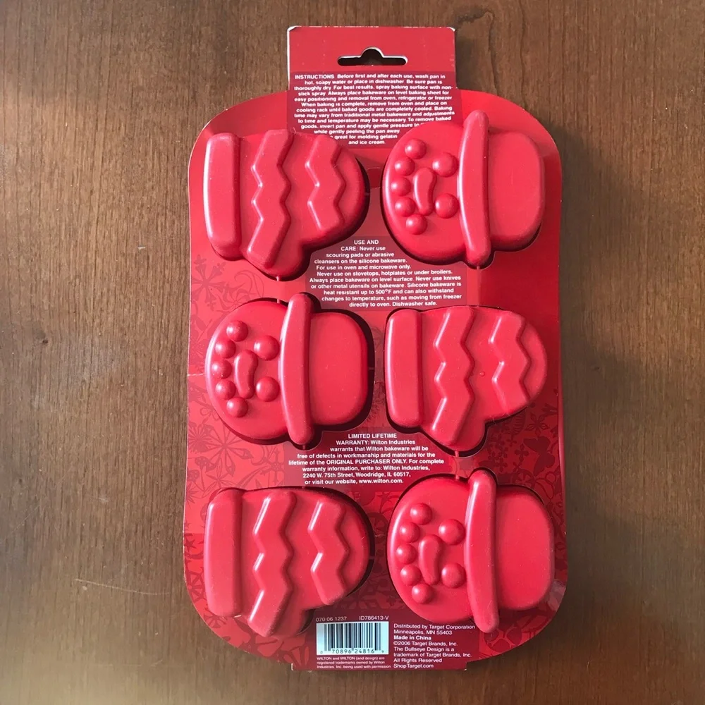 New WILTON 6 Cavity Silicone Muffin Pan Snowman Mitten Christmas Holidays Winter